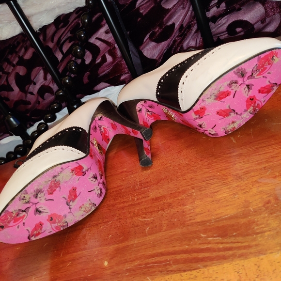 Betsey Johnson B&W Oxford lace up, heeled booties. - Picture 3 of 5